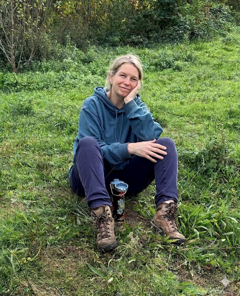 Samantha Ghysen, naturopathe, assise dans la nature